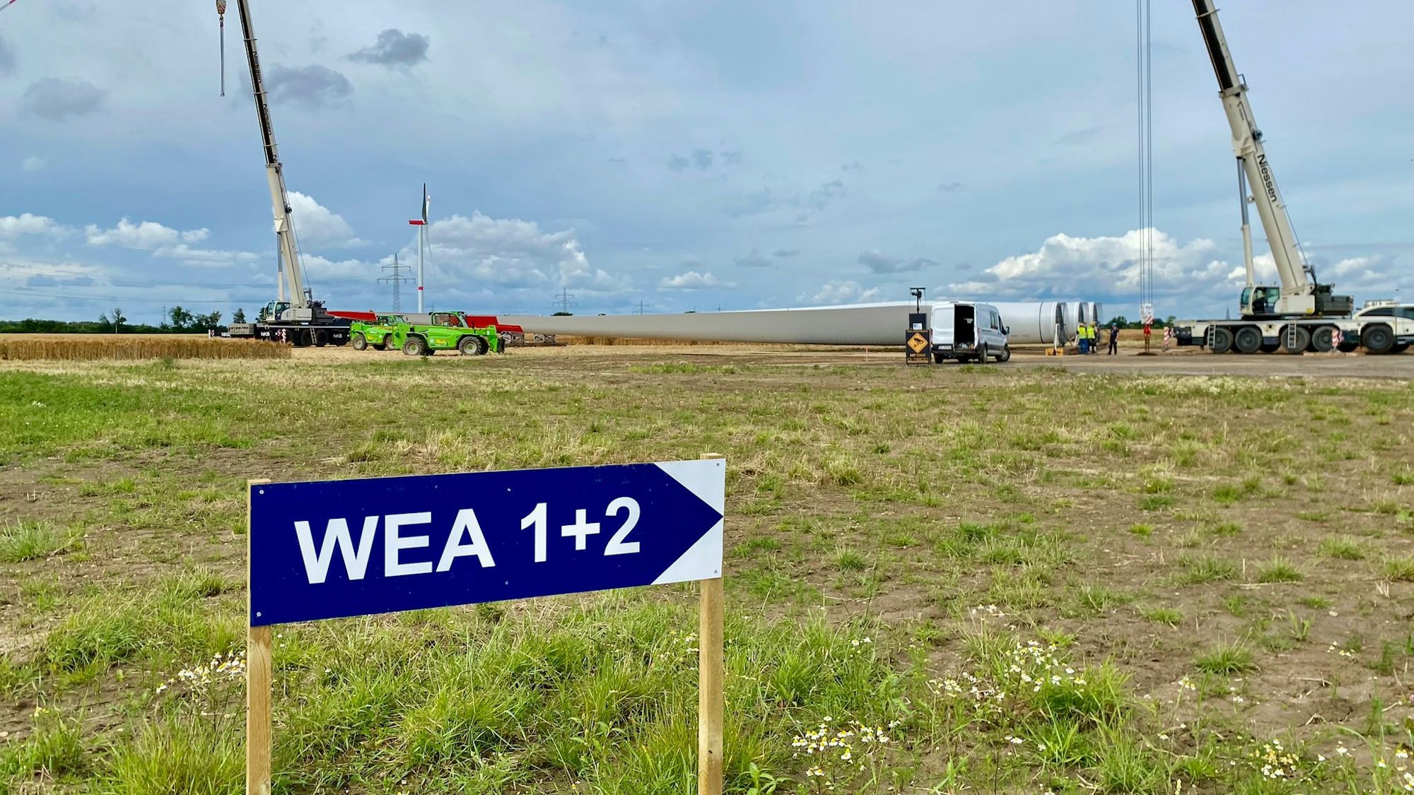 Die Baustelle an den Orten, an denen WEA 1 und 2 entstehen sollen, ist abgebildet.
