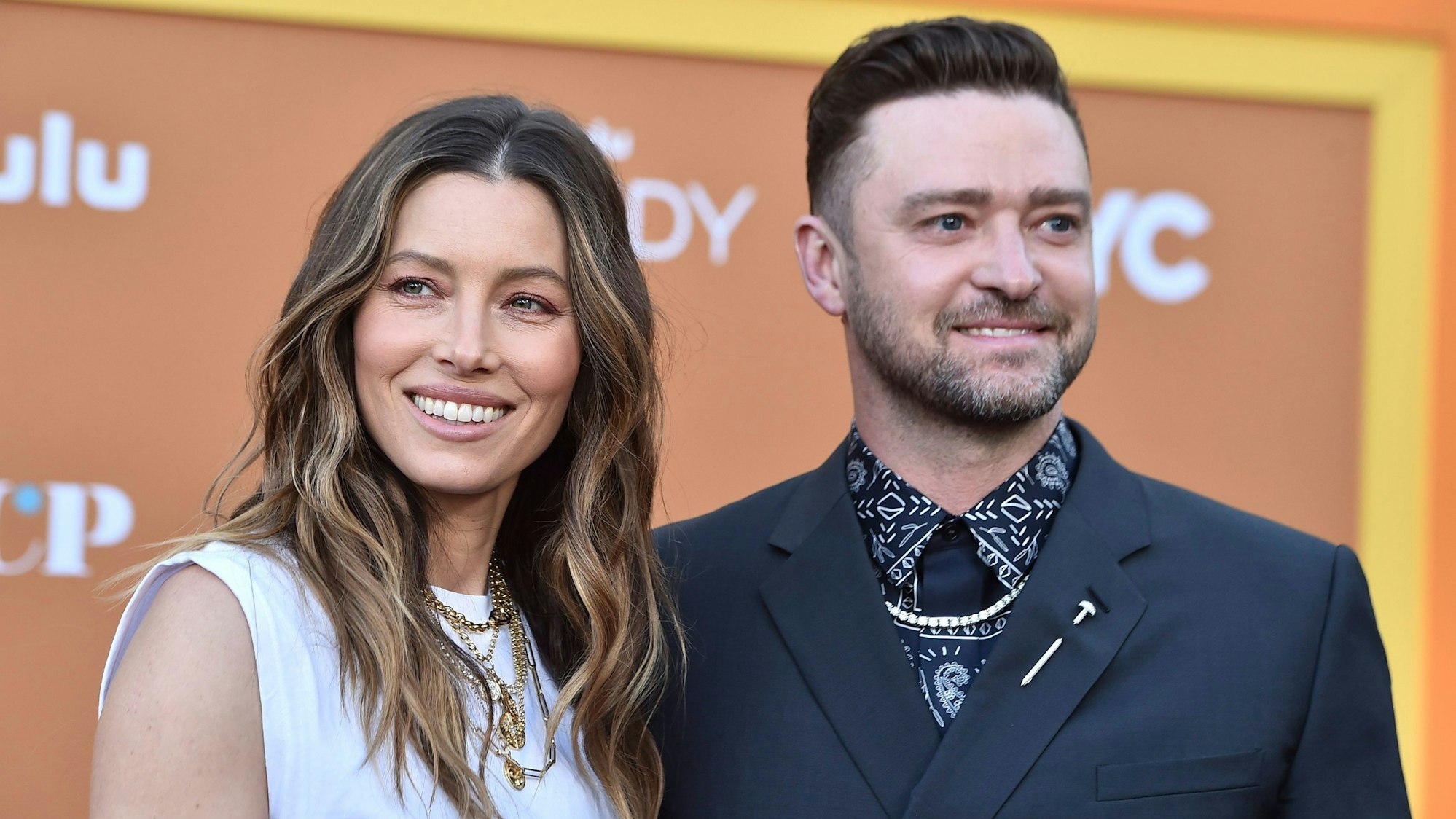 Justin Timberlake und seine Ehefrau Jessica lachen in die Kameras auf einer Filmpremiere.