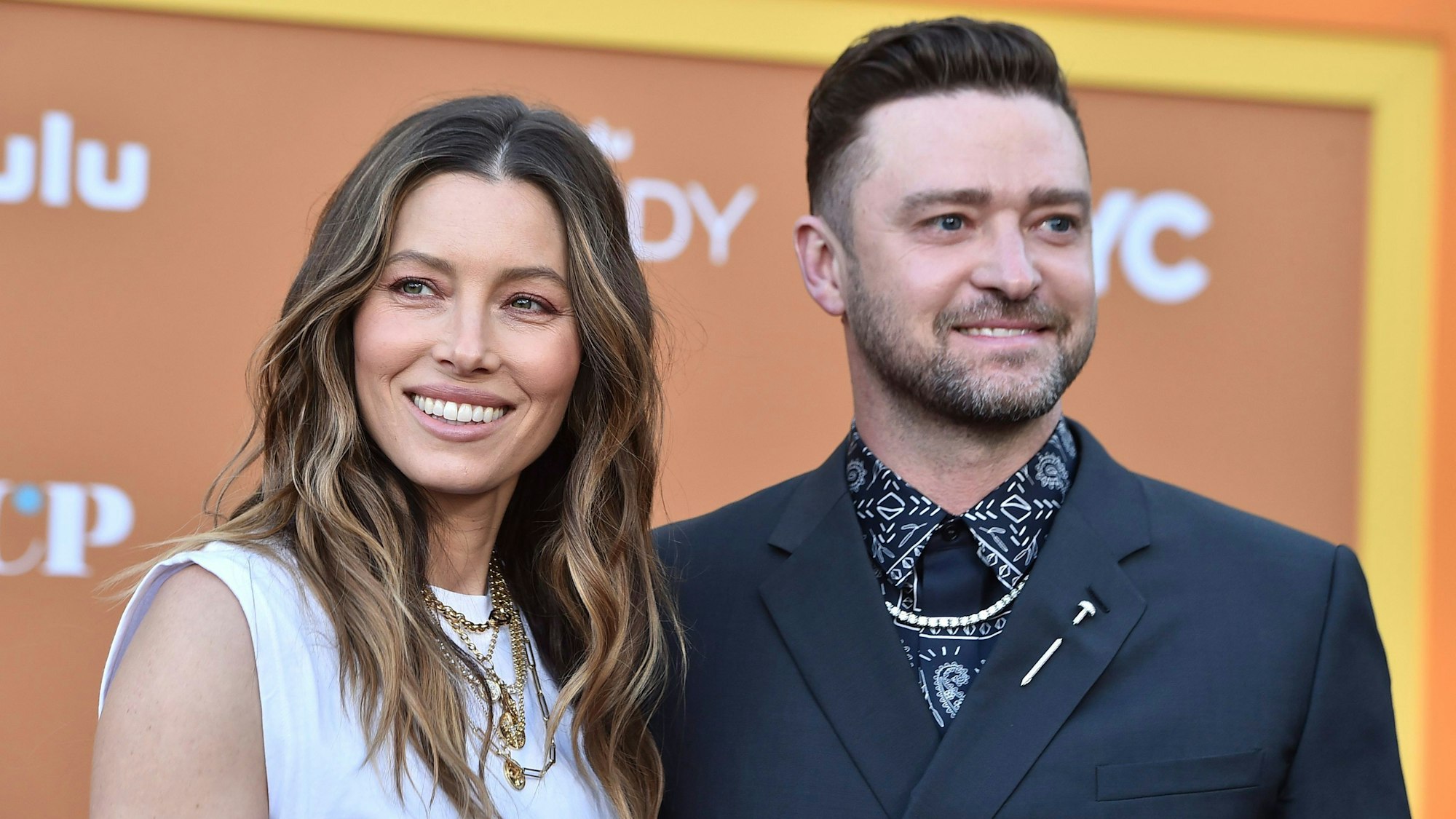 Justin Timberlake und seine Ehefrau Jessica lachen in die Kameras auf einer Filmpremiere.