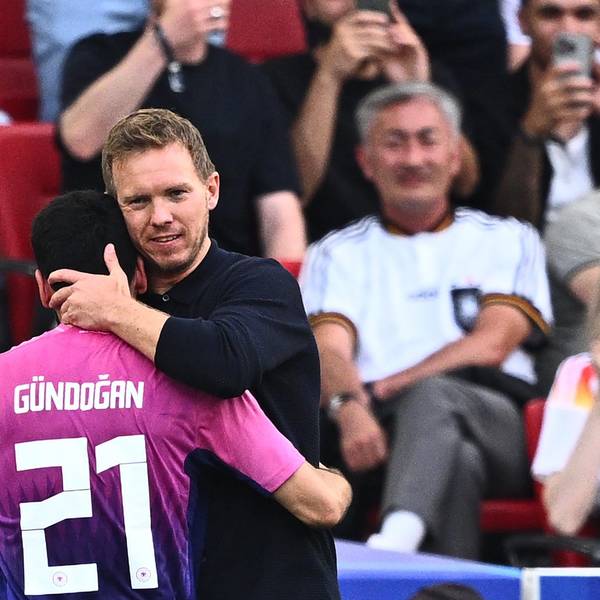 Bundestrainer Julian Nagelsmann umarmt seinen Kapitän Ilkay Gündogan nach dessen Auswechslung.