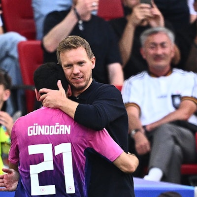 Bundestrainer Julian Nagelsmann umarmt seinen Kapitän Ilkay Gündogan nach dessen Auswechslung.