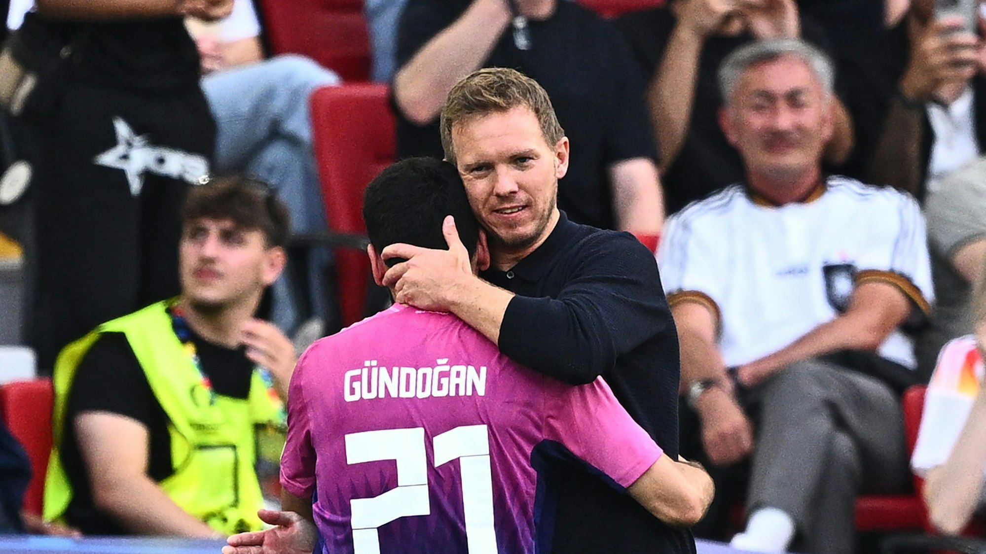 Bundestrainer Julian Nagelsmann umarmt seinen Kapitän Ilkay Gündogan nach dessen Auswechslung.