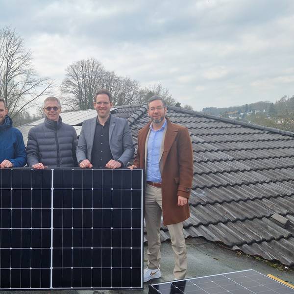 Die Solaranlage auf dem Dache des Wöllner-Stifts mit Vertretern der Rösrather Bürgerenergiegenossenschaft.