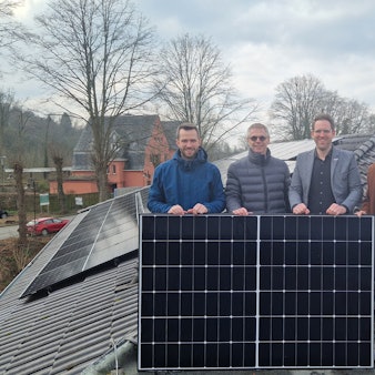 Die Solaranlage auf dem Dache des Wöllner-Stifts mit Vertretern der Rösrather Bürgerenergiegenossenschaft.