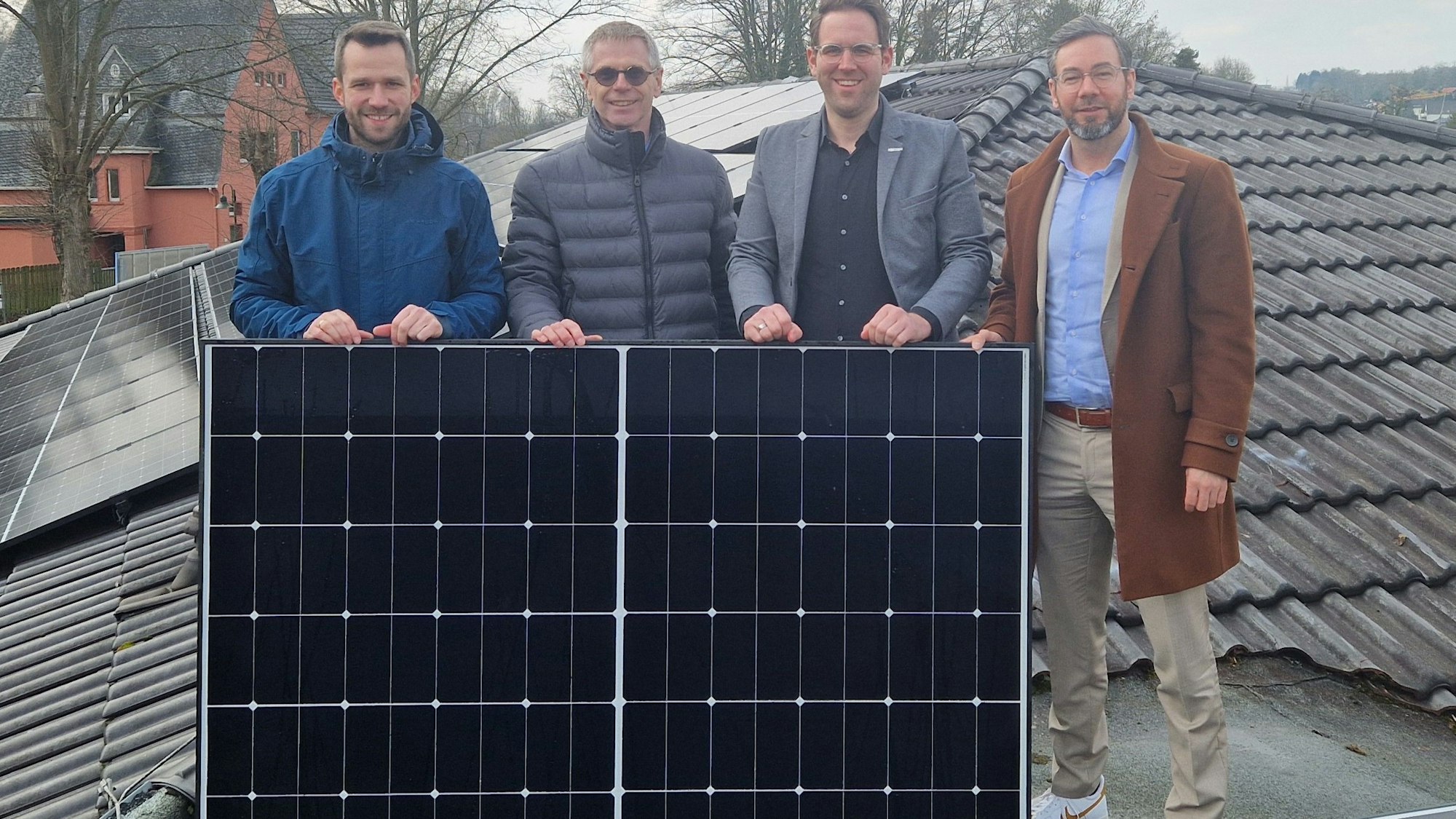 Die Solaranlage auf dem Dache des Wöllner-Stifts mit Vertretern der Rösrather Bürgerenergiegenossenschaft.