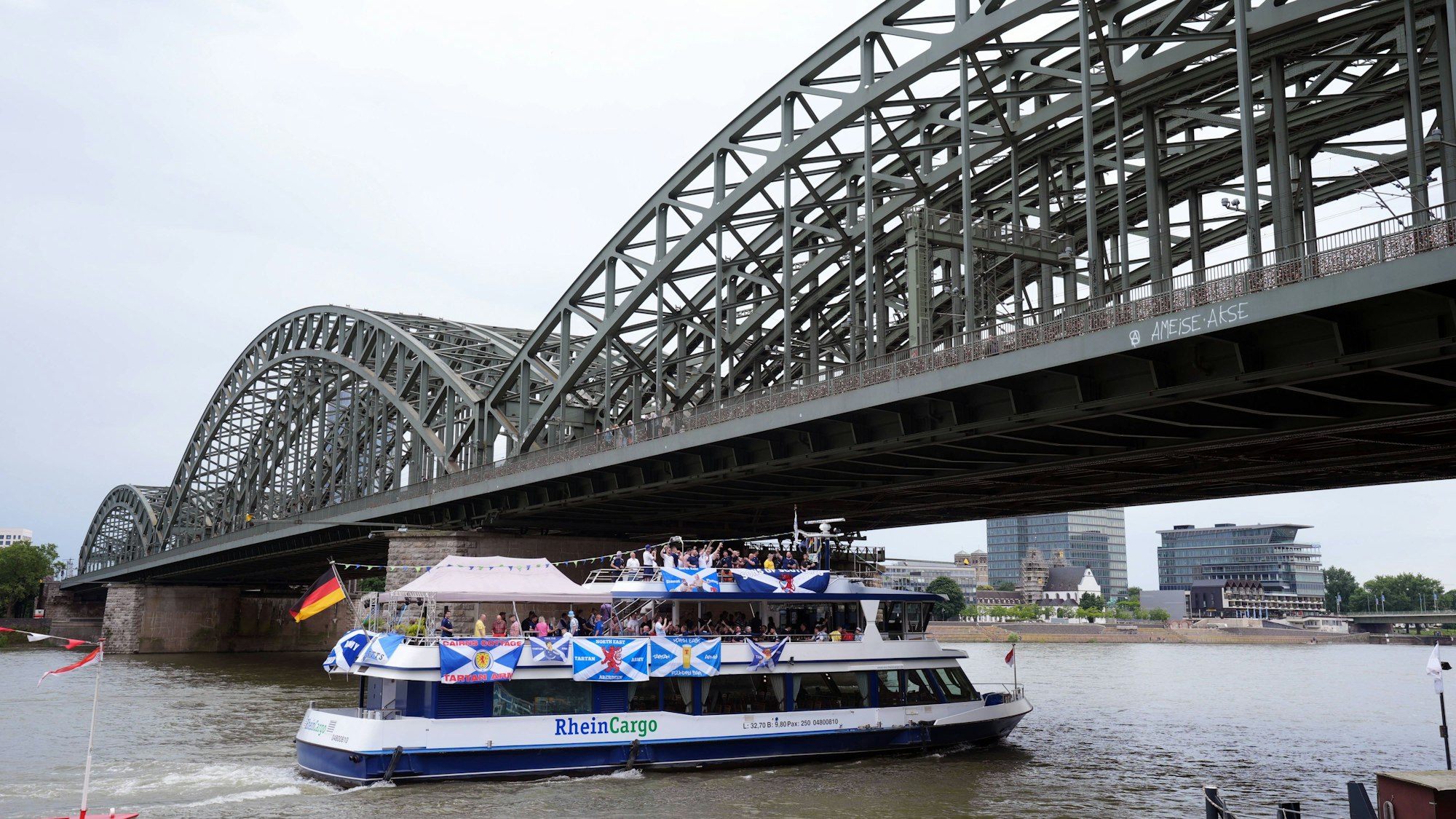 Schottische Fans bevölkern vor dem Europameisterschafts-Spiel gegen die Schweiz die Kölner Innenstadt. Eine Gruppe der „Tartan Army“ feiert auf einem Schiff auf dem Rhein.