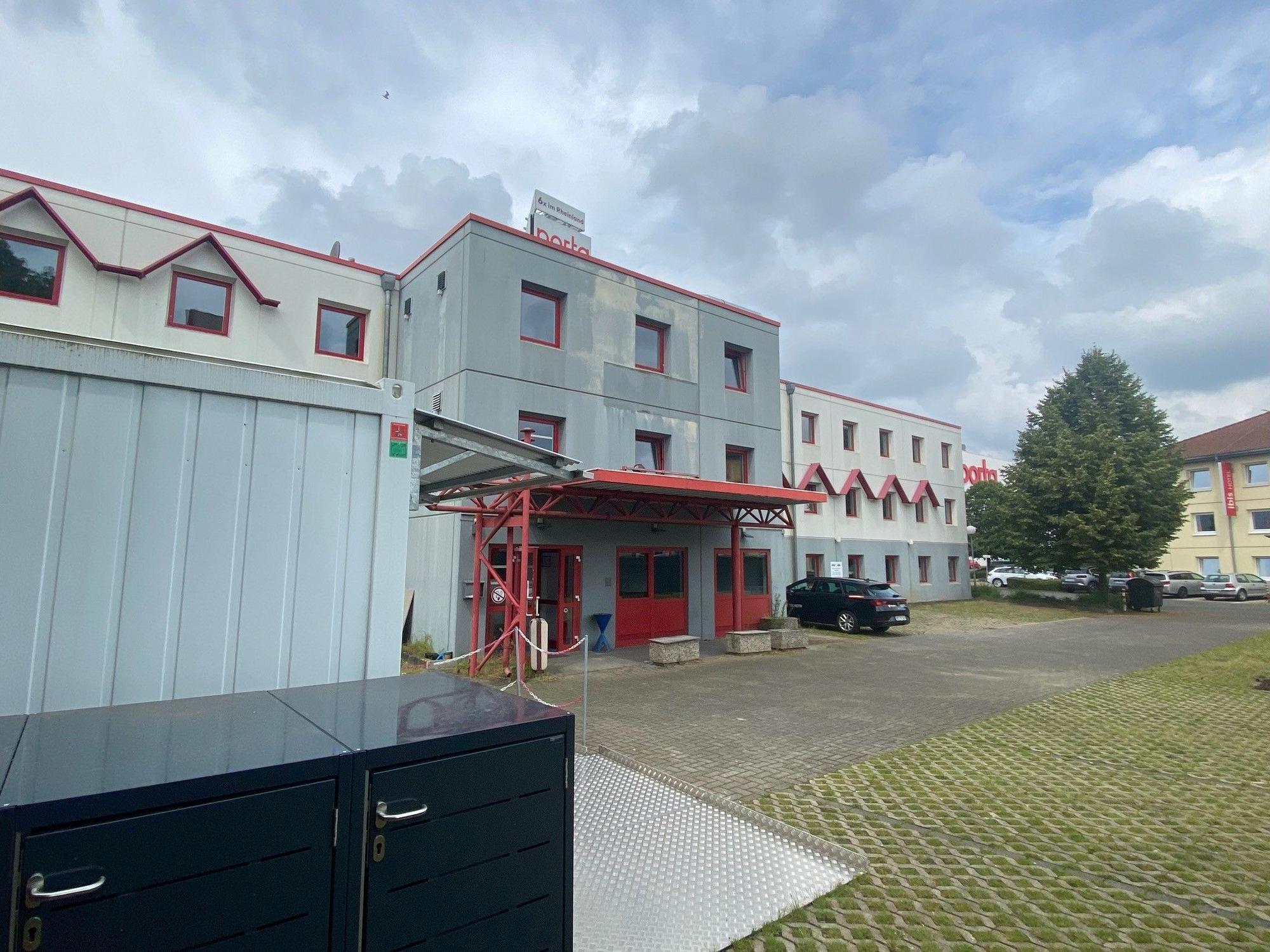 Das ehemalige Hotel ist zu sehen.