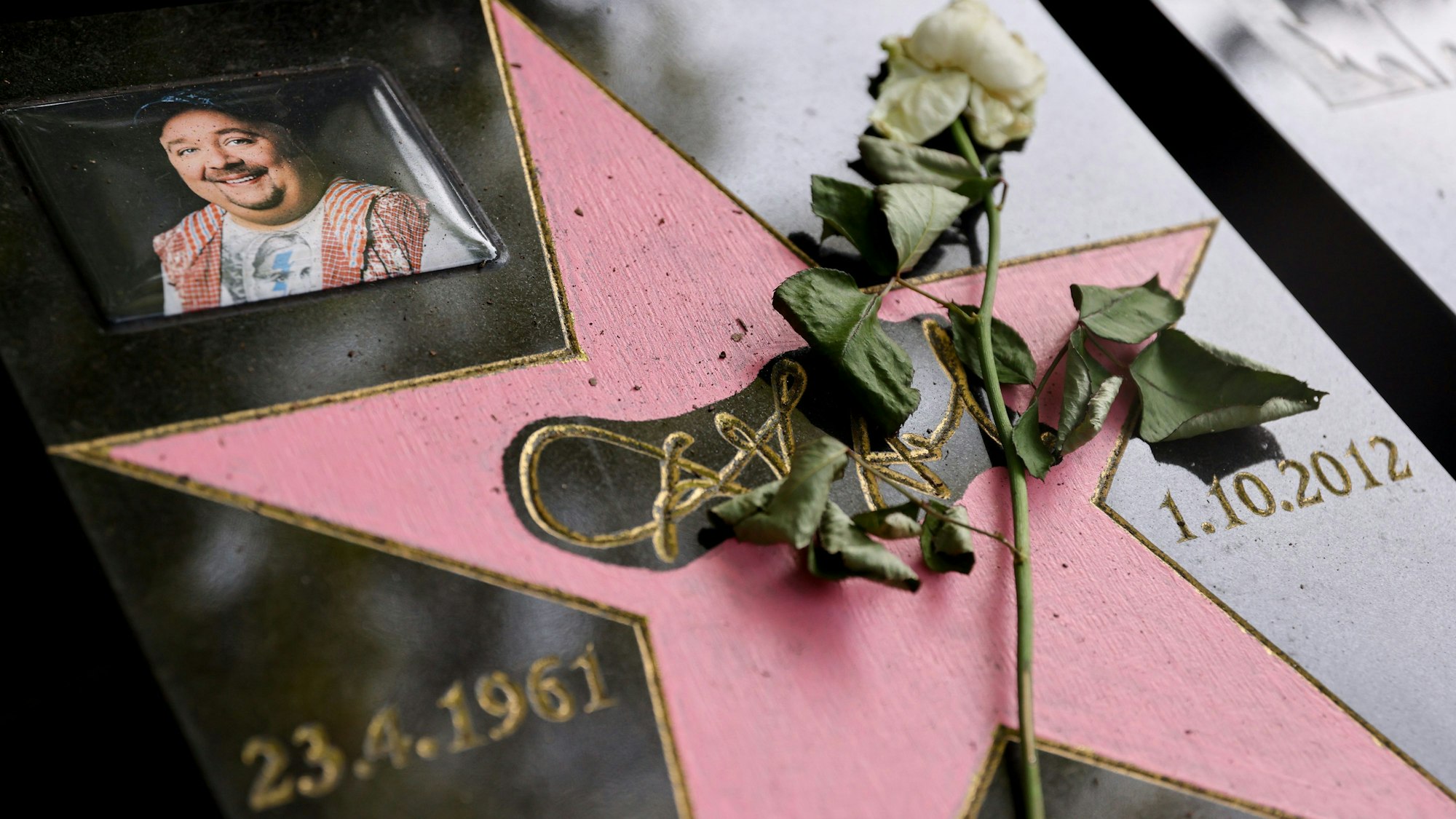 Das Grab von Schauspieler und Komiker Dirk Bach auf dem Friedhof Melaten in Köln.