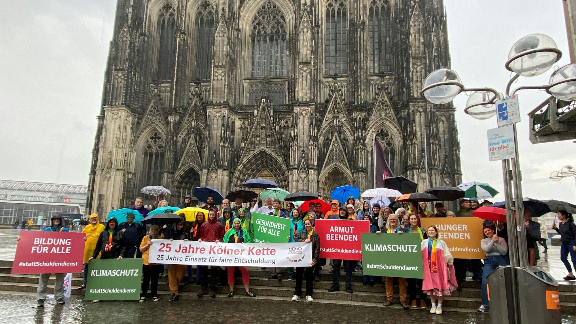 Die Kölner Kette demonstriert vor dem Dom.