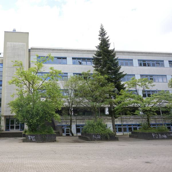 Das dreistöckige Schulgebäude von außen.