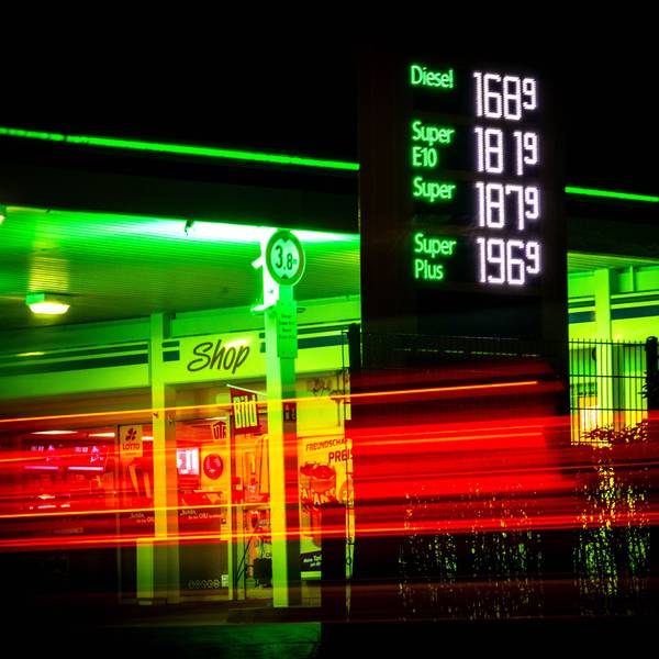 Der 24 Jahre alte Angeklagte aus Wiehl soll in seiner Heimatstadt am 20. März 2022 eine Tankstelle überfallen haben. Am Mittwochmorgen erschien er nicht zu seinem Prozess vor dem Landgericht in Köln. Das Symbolfoto zeigt eine deutsche Tankstelle in der Nacht.