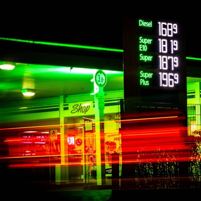 Der 24 Jahre alte Angeklagte aus Wiehl soll in seiner Heimatstadt am 20. März 2022 eine Tankstelle überfallen haben. Am Mittwochmorgen erschien er nicht zu seinem Prozess vor dem Landgericht in Köln. Das Symbolfoto zeigt eine deutsche Tankstelle in der Nacht.