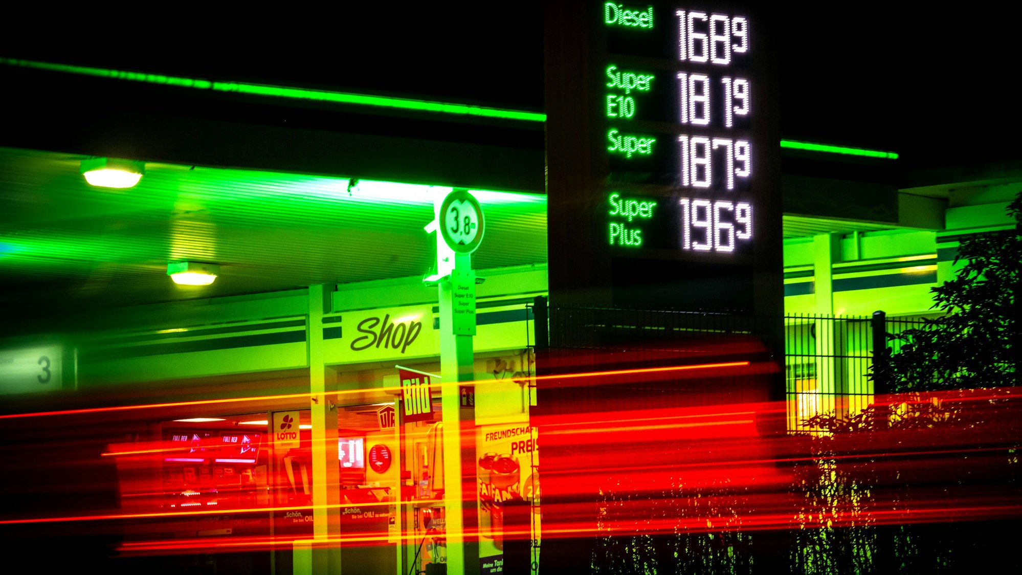 Das Bild zeigt eine Nachtaufnahme einer Tankstelle.