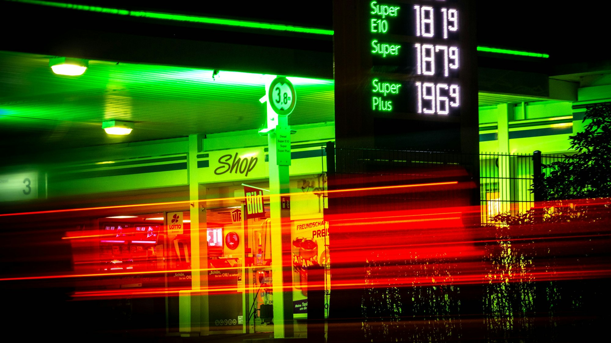 Der 24 Jahre alte Angeklagte aus Wiehl soll in seiner Heimatstadt am 20. März 2022 eine Tankstelle überfallen haben. Am Mittwochmorgen erschien er nicht zu seinem Prozess vor dem Landgericht in Köln. Das Symbolfoto zeigt eine deutsche Tankstelle in der Nacht.