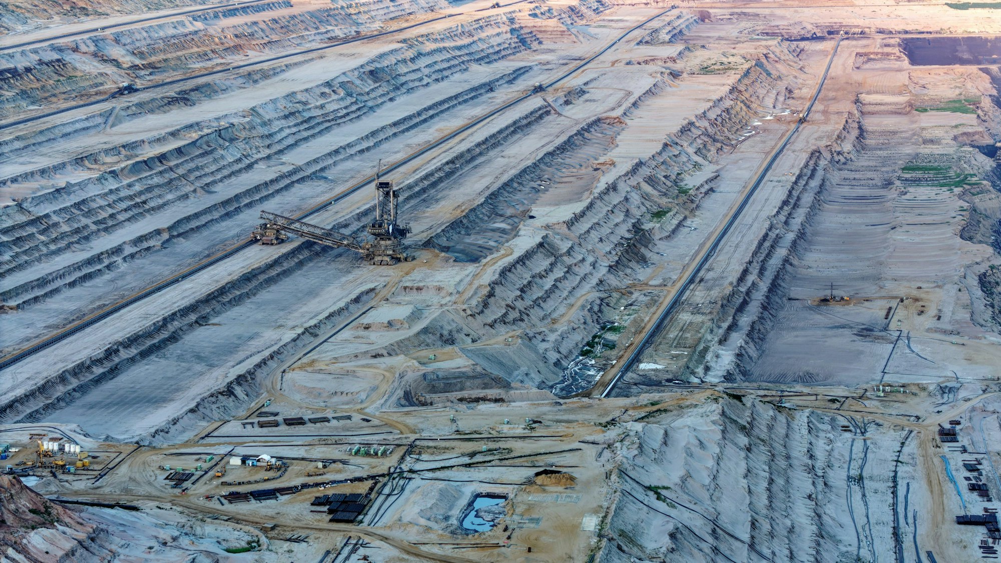 Ein Blick in den Tagebau Hambach, in der Mitte des Fotos ist ein riesiger Braunkohlebagger zu sehen.