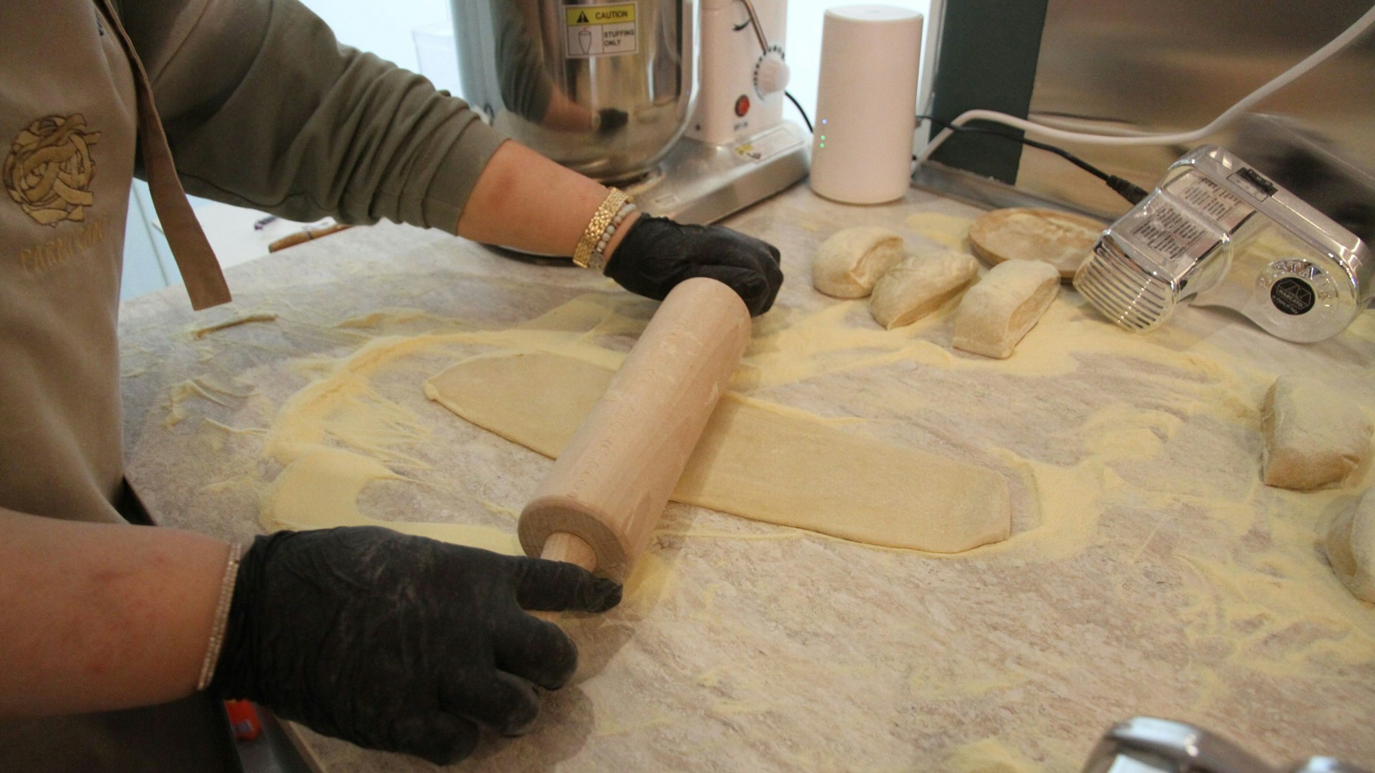 Pasta-Lokal Parmi Cano an der Siegburger Holzgasse, Ausrollen des Pastateigs
