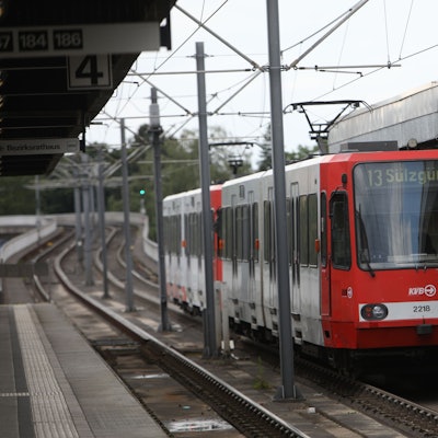 Eine Bahn der Linie 13 Richtung Sülzgürtel hält gerade an einer Haltestelle.