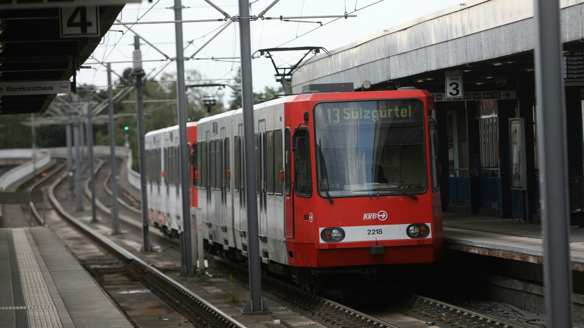 Die Linie 13 an der Neusser Straße. Sie könnte bis zum Rhein verlängert werden.