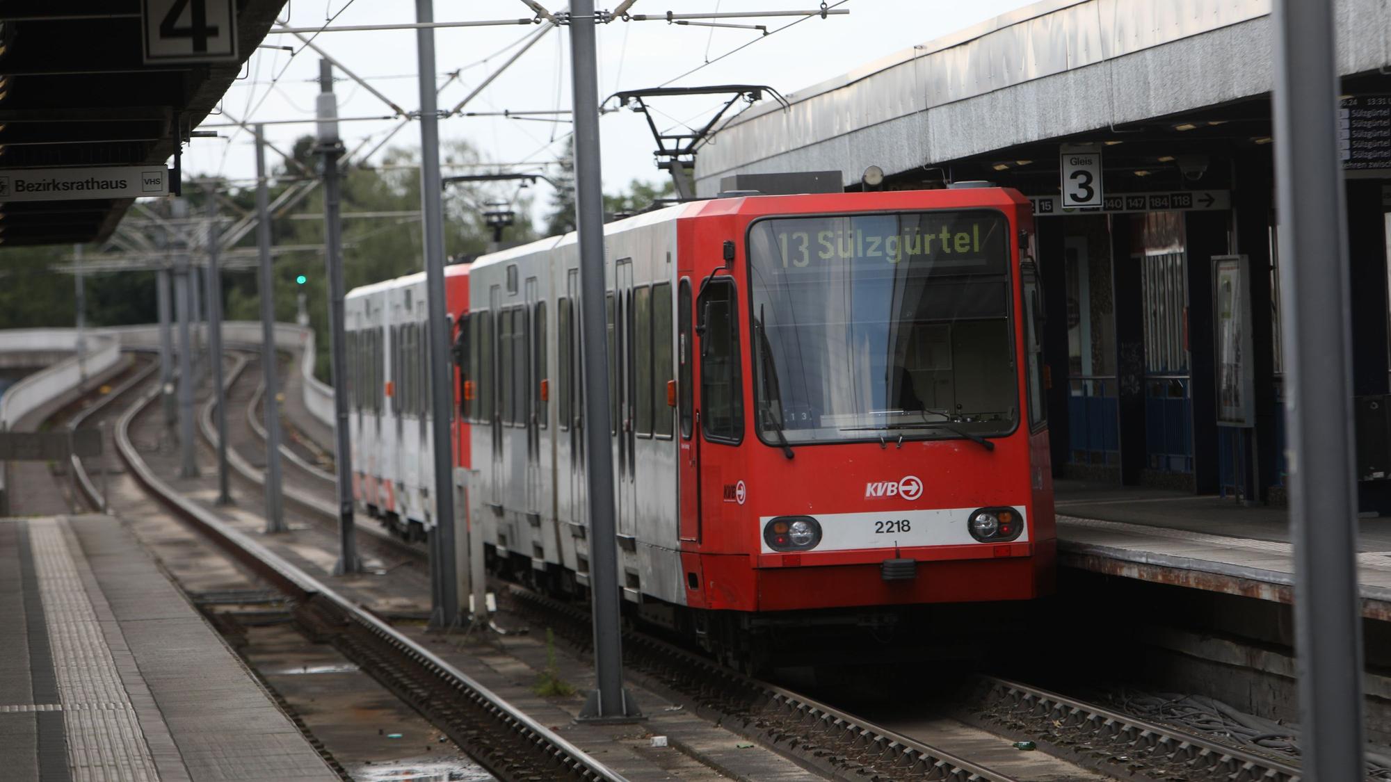 11.06.2024, Köln: Aufnahmen der Hochbahnstrecke der Linie 13 der Kölner Verkehrsbetriebe (KVB) an der Neusser Straße. Die Stadt plant hier, langfristig eine weitere Haltestelle auf der Strecke einzurichten. Foto: Arton Krasniqi