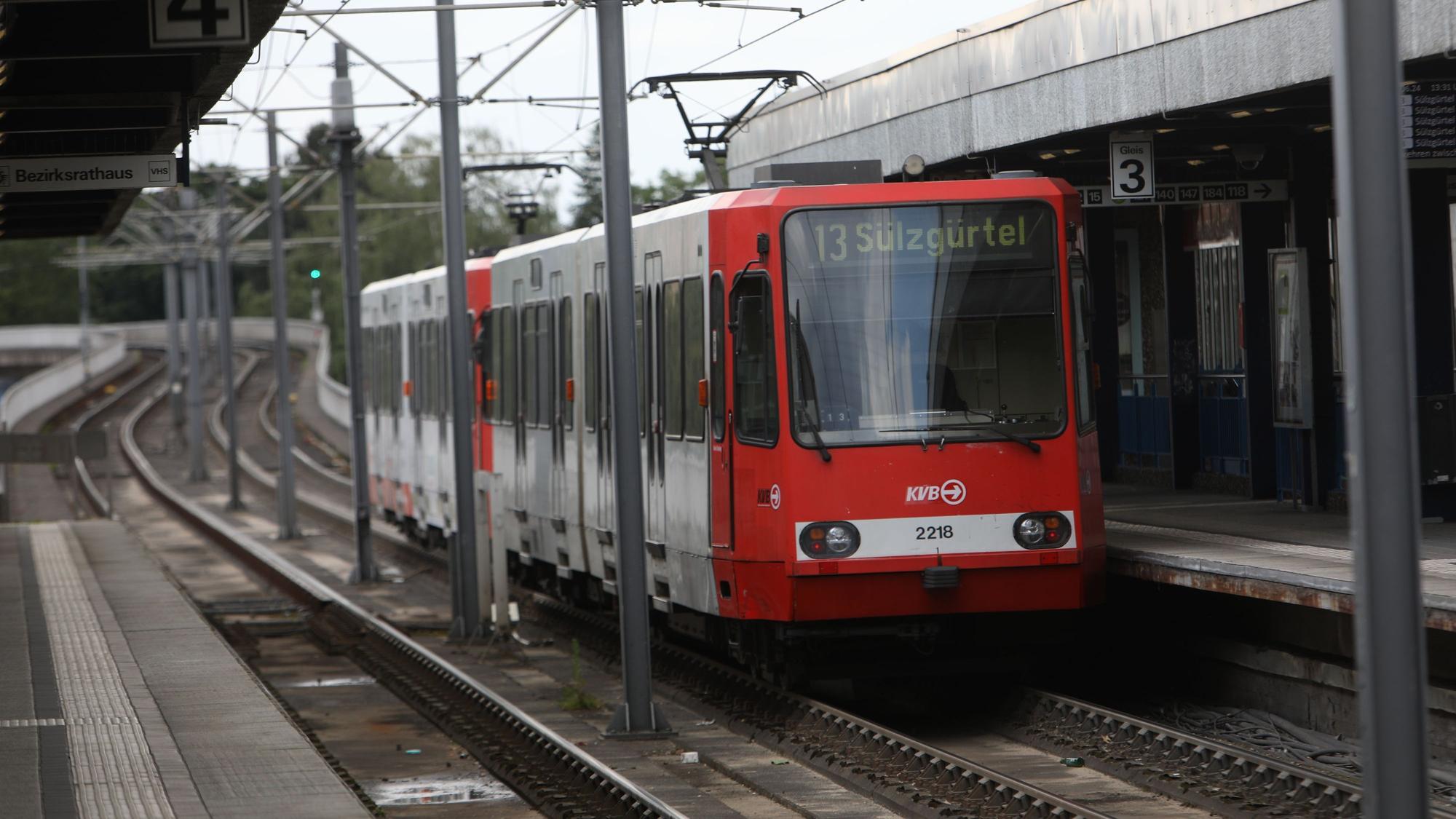 Die Linie 13 an der Neusser Straße. Sie könnte bis zum Rhein verlängert werden.