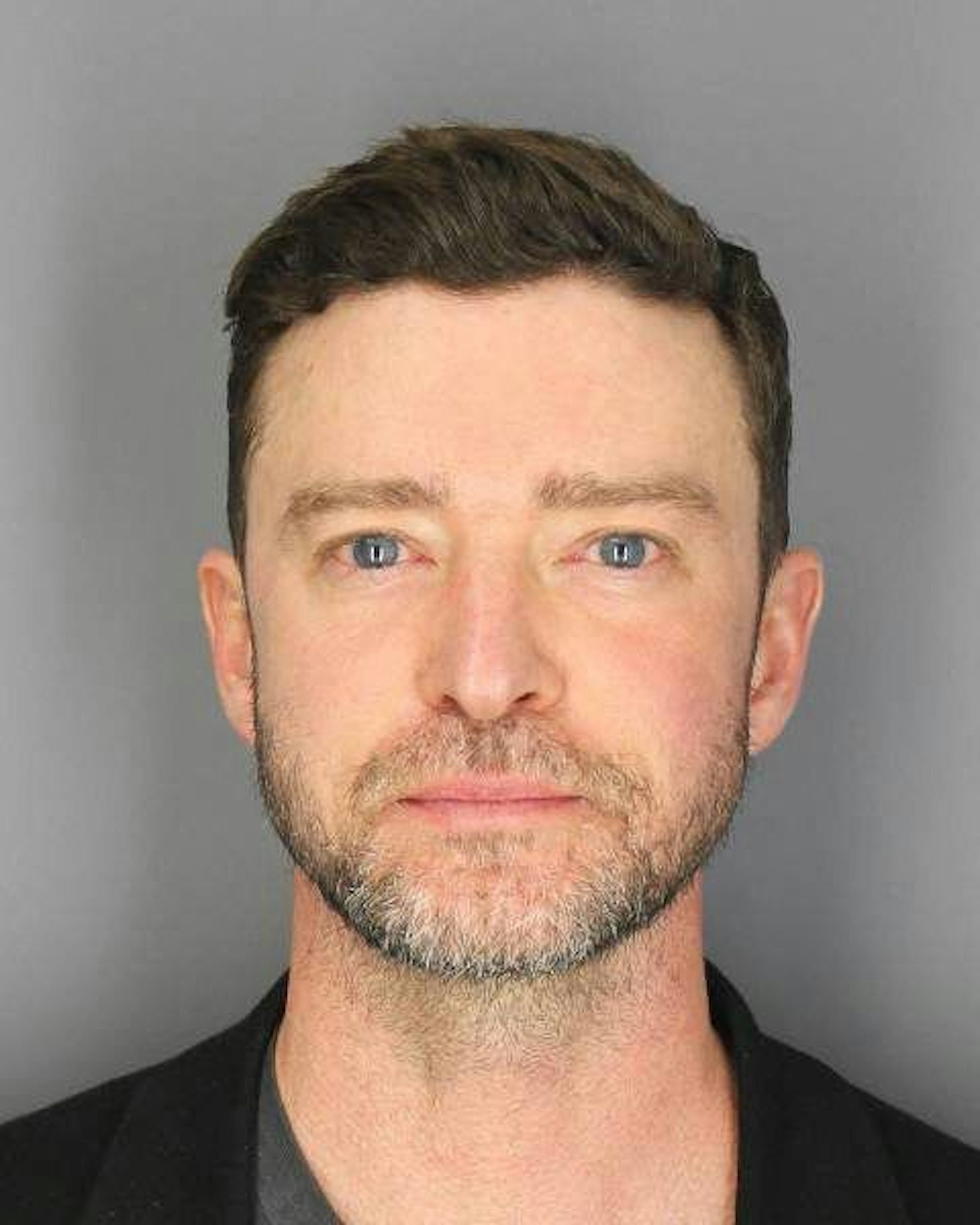 Justin Timberlake mit roten Augen auf dem Mugshot der Polizei.