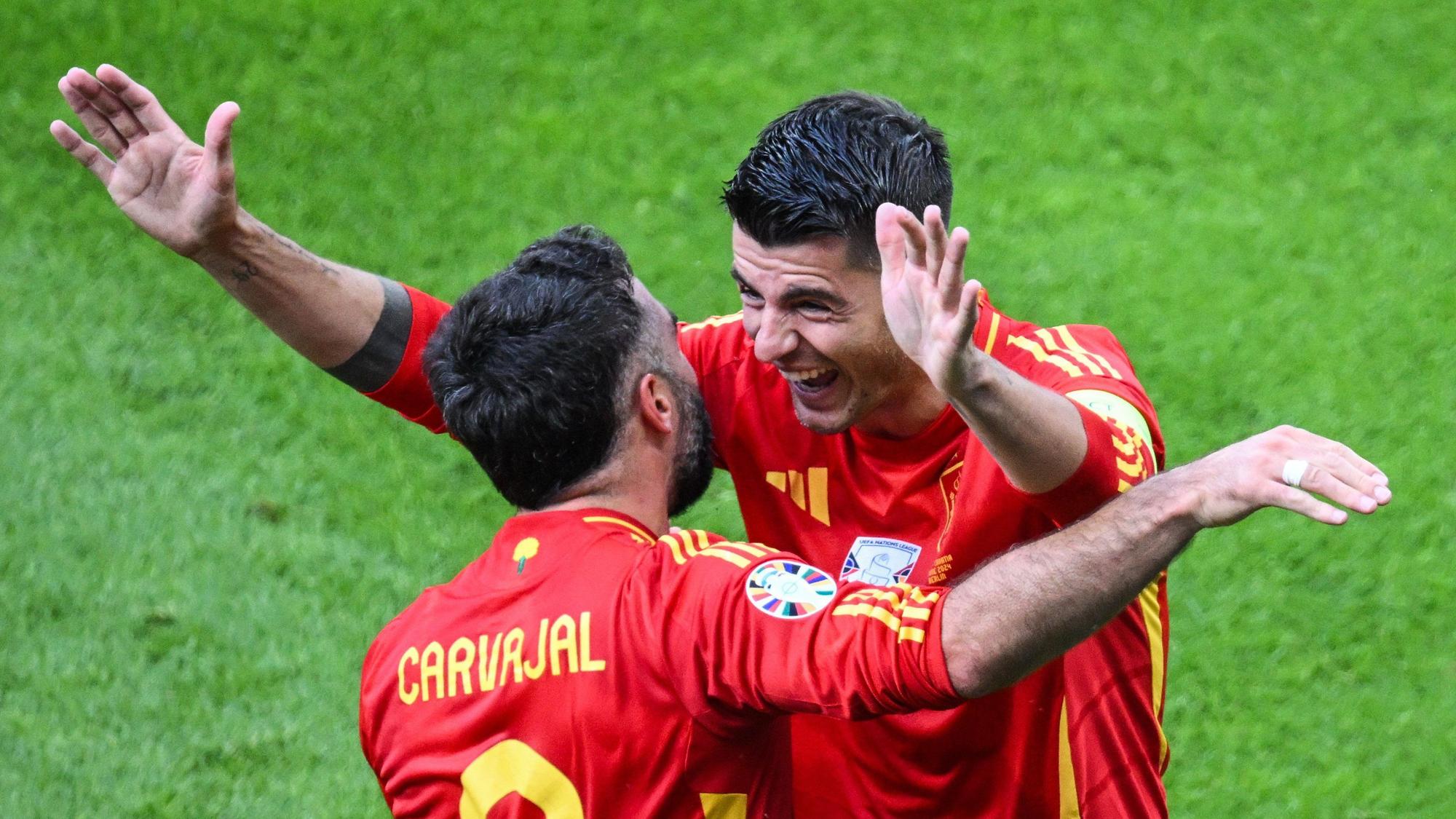 Spaniens Dani Carvajal (l) jubelt nach dem Tor zum 3-0 mit Spaniens Alvaro Morata.