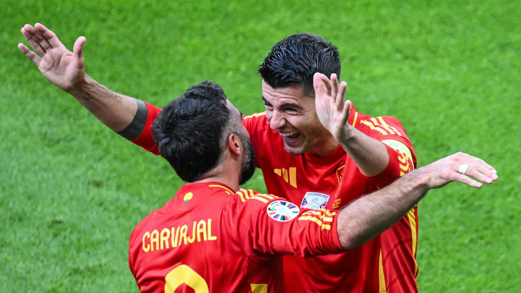 Spaniens Dani Carvajal (l) jubelt nach dem Tor zum 3-0 mit Spaniens Alvaro Morata.