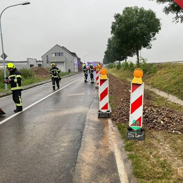 Feuerwehrleute bei ihrem Einsatz auf der L93 in Bergheim.