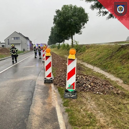 Feuerwehrleute bei ihrem Einsatz auf der L93 in Bergheim.