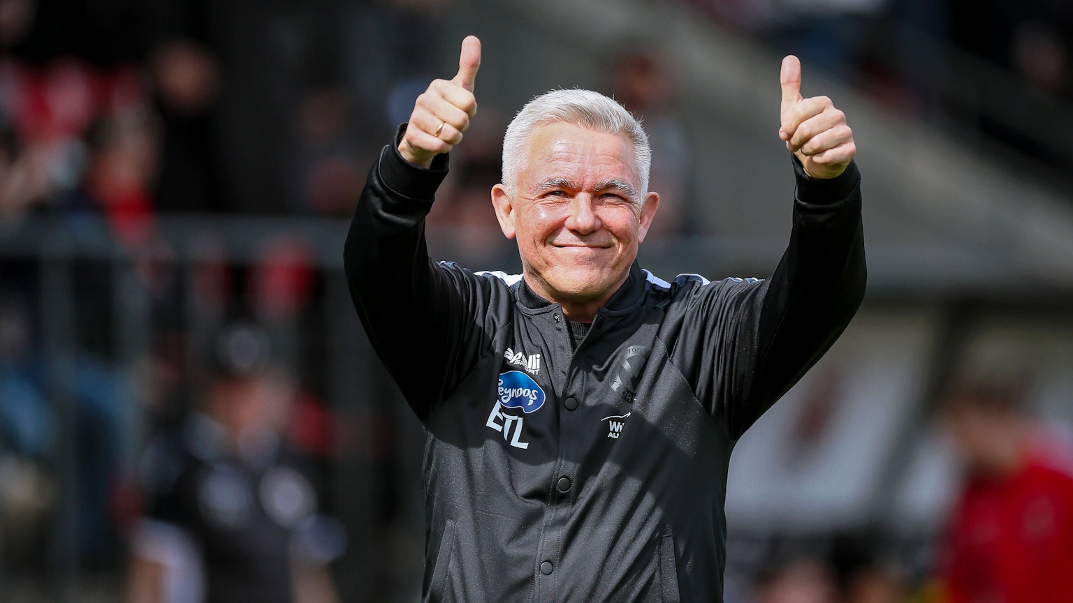 31.03.2024, Köln, Fußball, bwin 3. Liga Herren, Sportpark Höhenberg, 31. Spieltag, Saison 2023 2024, FC Viktoria Köln VfB Lübeck: Trainer Olaf Janßen Viktoria Köln jubelnd. DFB regulations prohibit any use of photographs as image sequences and or quasi-video. Nordrhein-Westfalen Deutschland *** 31 03 2024, Köln, Fußball, bwin 3 Liga Herren, Sportpark Höhenberg, 31 Spieltag, Saison 2023 2024, FC Viktoria Köln VfB Lübeck Trainer Olaf Janßen Viktoria Köln jubelnd DFB regulations prohibit any use of photographs as image sequences and or quasi video Nordrhein Westfalen Germany