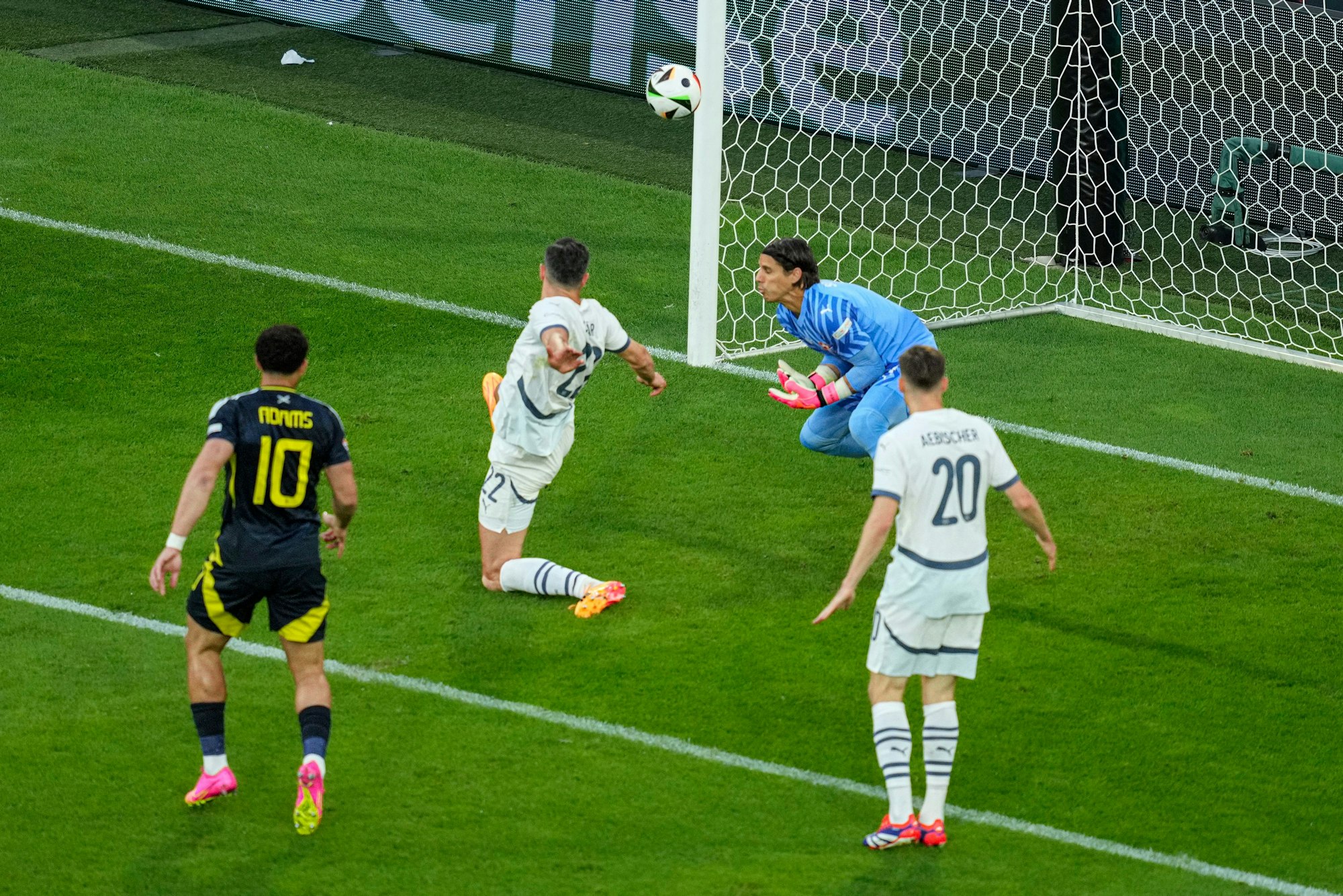 Schottland ging in der 13. Minute durch ein Eigentor des Schweizers Fabian Schär (M.) in Führung.