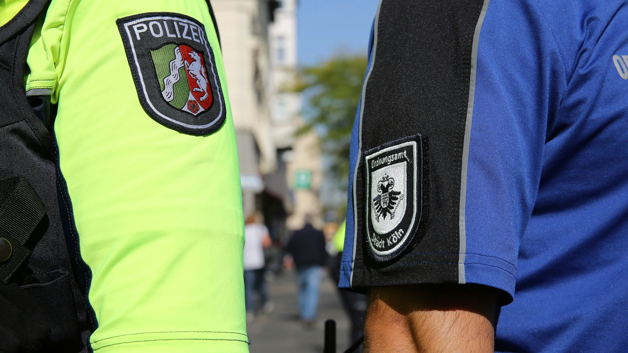 Aufnäher auf den Armen vom Polizist und jemanden vom Ordnungsamt.