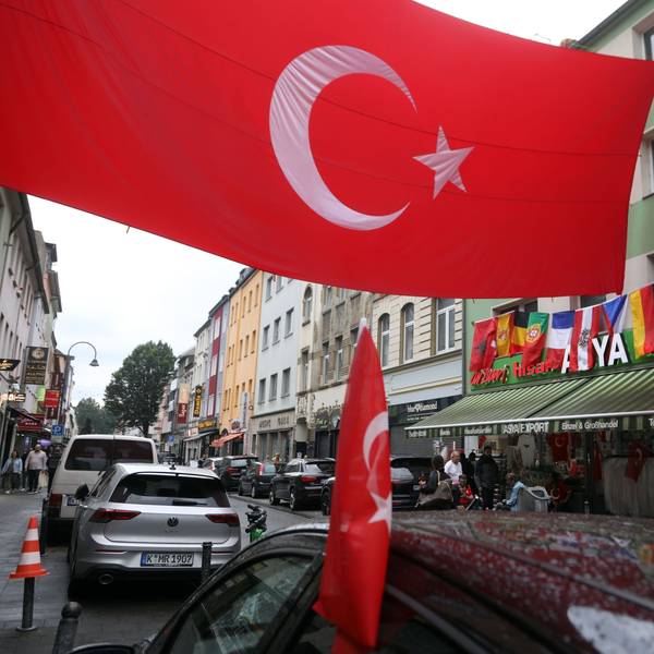 Über der Keupstraße hängt eine Fahne der Türkei.