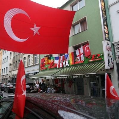 Über der Keupstraße hängt eine Fahne der Türkei.