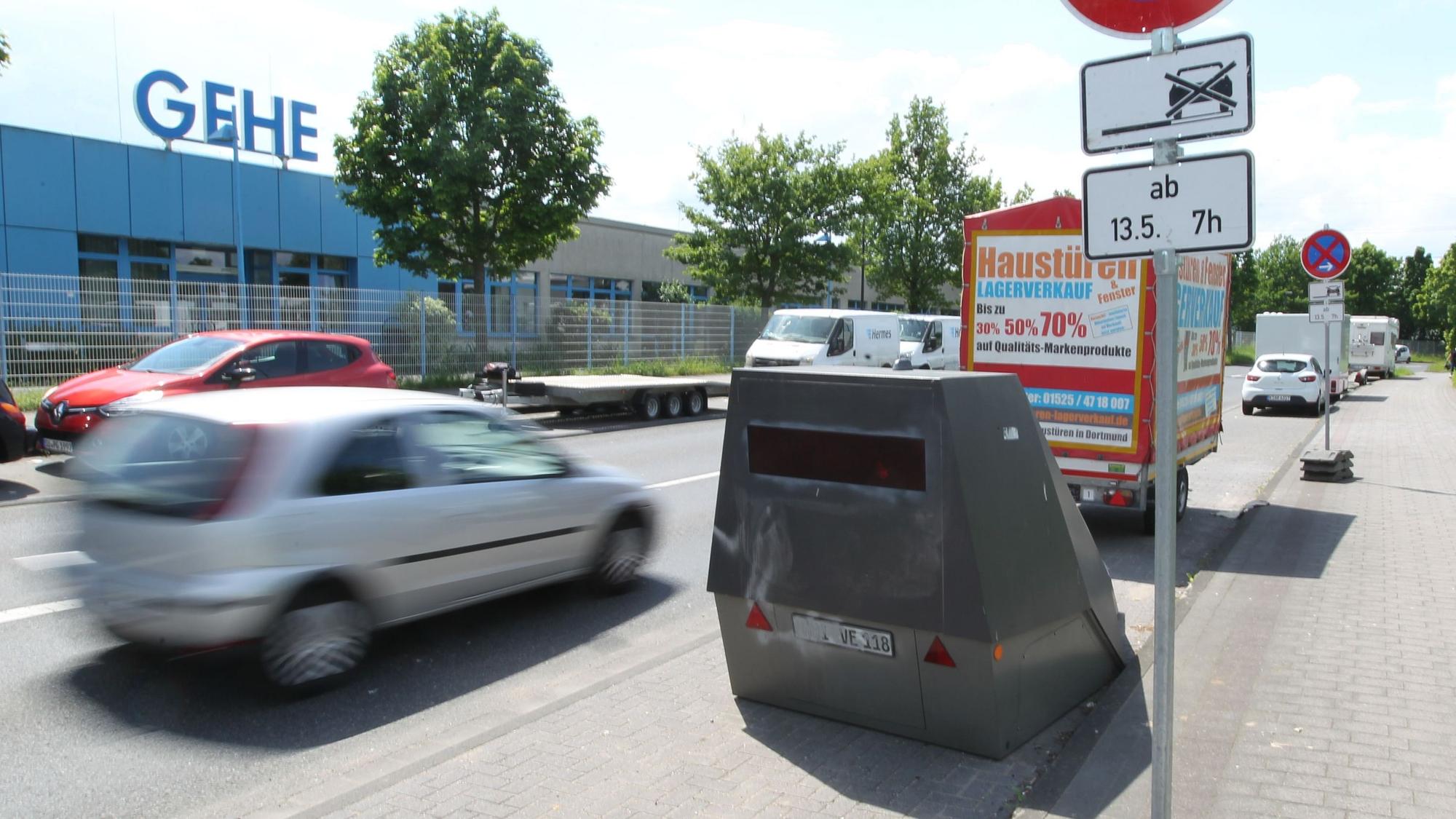 Am Rand einer Straße in Troisdorf-Spich steht ein mobiler Blitzer.