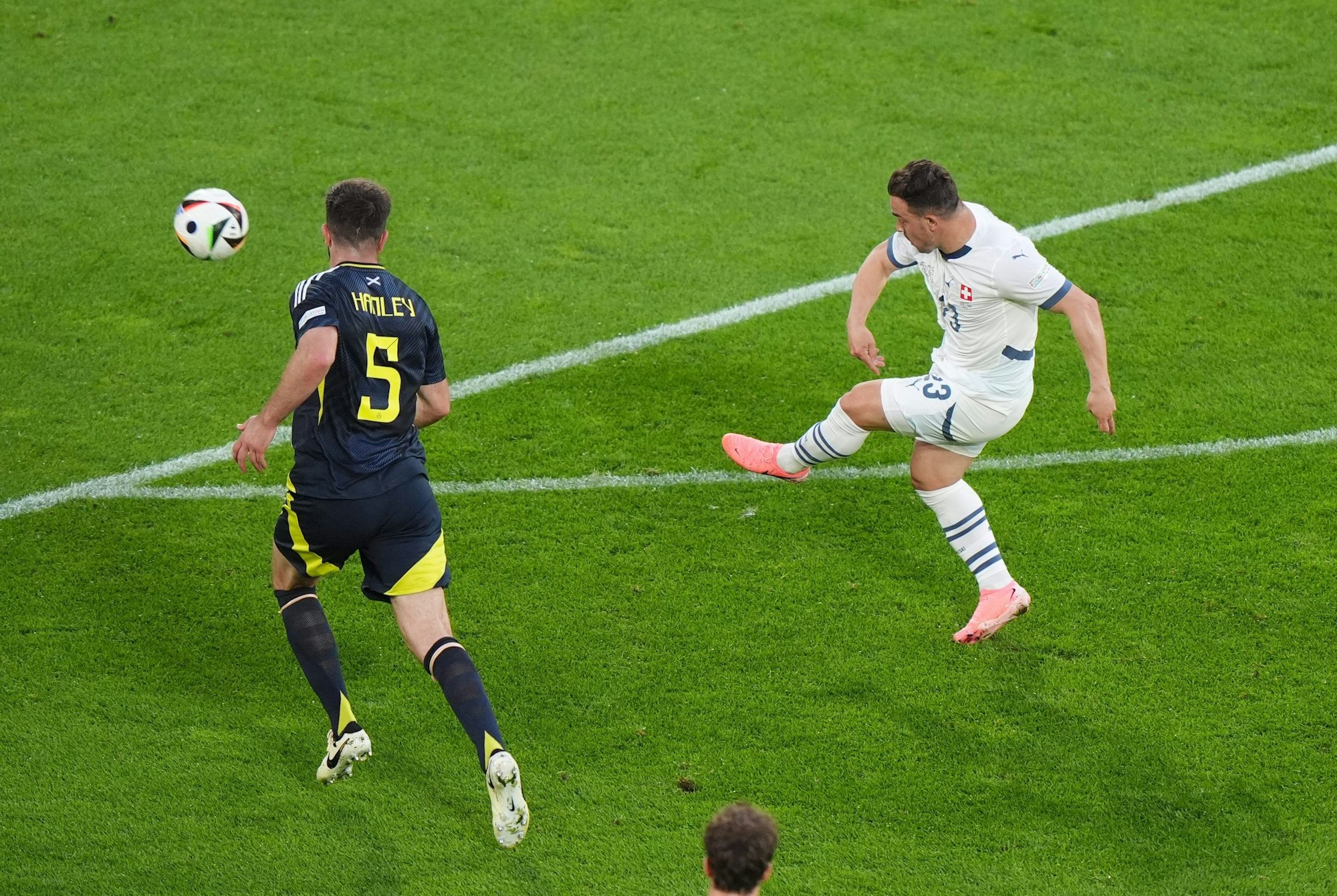Xherdan Shaqir erzielt in Köln das 1:1 für die Schweiz gegen Schottland.