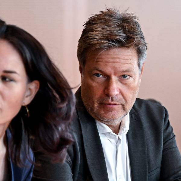 Robert Habeck (Bündnis 90/Die Grünen), Vizekanzler und Bundesminister für Wirtschaft und Klimaschutz, und Annalena Baerbock (Bündnis 90/Die Grünen), Bundesministerin des Auswärtigen, vor Beginn der Kabinettssitzung im Bundeskanzleramt.