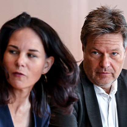 Robert Habeck (Bündnis 90/Die Grünen), Vizekanzler und Bundesminister für Wirtschaft und Klimaschutz, und Annalena Baerbock (Bündnis 90/Die Grünen), Bundesministerin des Auswärtigen, vor Beginn der Kabinettssitzung im Bundeskanzleramt.