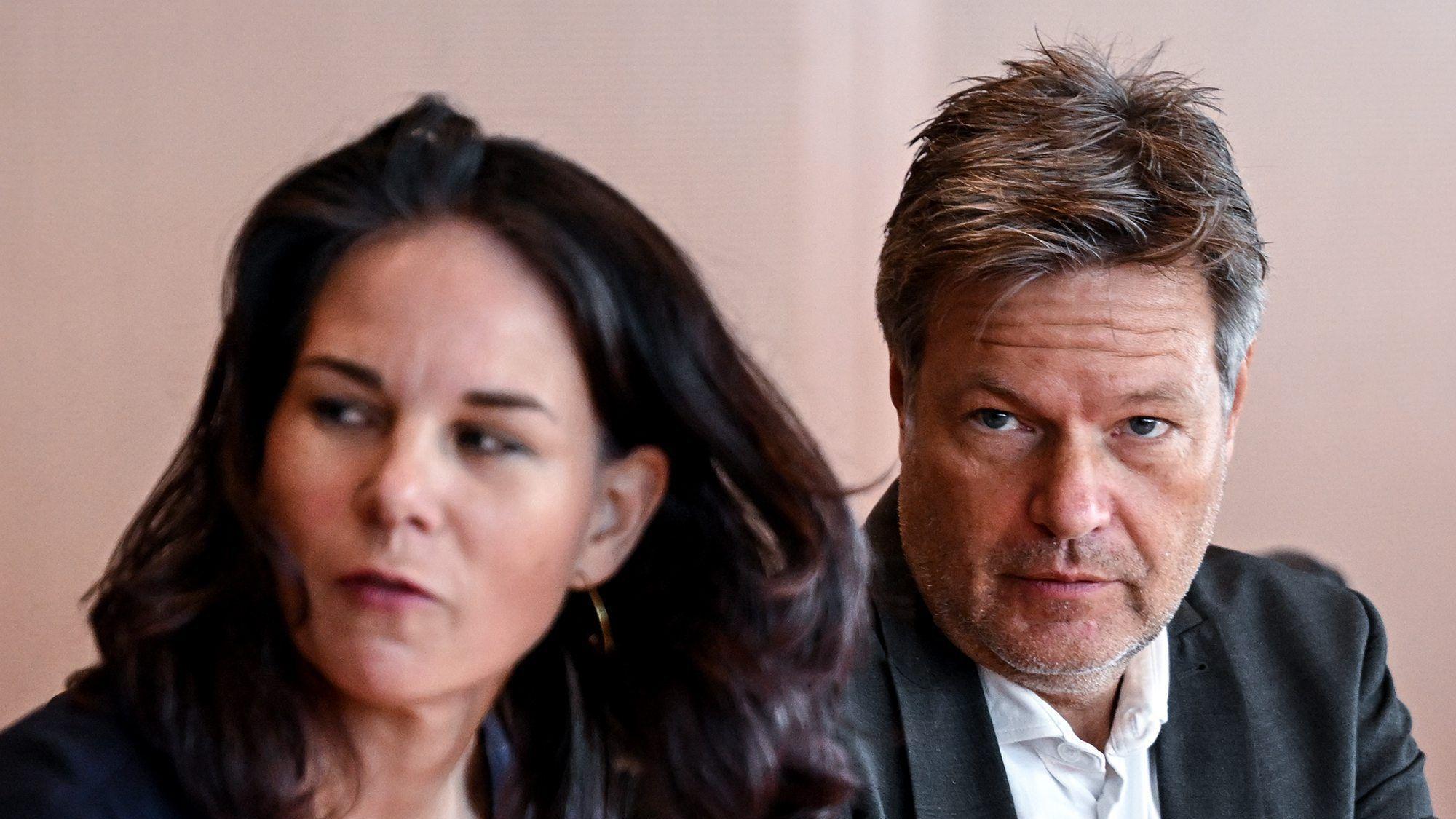 Robert Habeck (Bündnis 90/Die Grünen), Vizekanzler und Bundesminister für Wirtschaft und Klimaschutz, und Annalena Baerbock (Bündnis 90/Die Grünen), Bundesministerin des Auswärtigen, vor Beginn der Kabinettssitzung im Bundeskanzleramt.