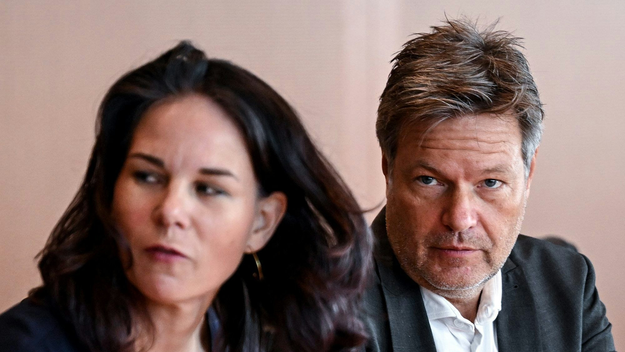 Robert Habeck (Bündnis 90/Die Grünen), Vizekanzler und Bundesminister für Wirtschaft und Klimaschutz, und Annalena Baerbock (Bündnis 90/Die Grünen), Bundesministerin des Auswärtigen, vor Beginn der Kabinettssitzung im Bundeskanzleramt.