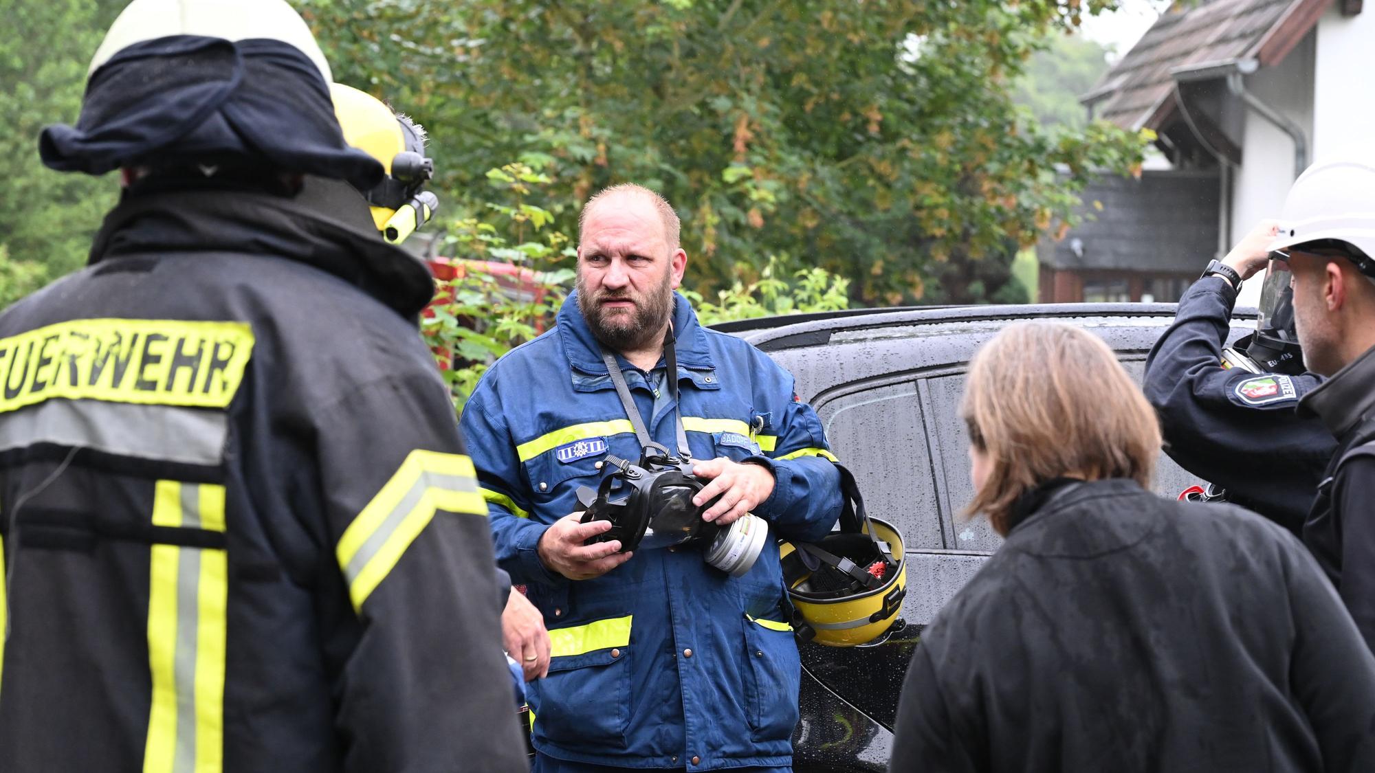 Einsatzkräfte von Feuerwehr, THW und Polizei stehen zusammen und besprechen das weitere Vorgehen.