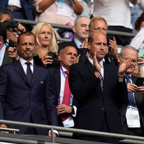 Prinz William applaudiert bei einem Fußballspiel.