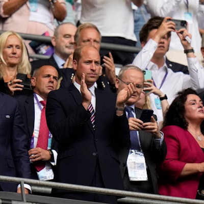 Prinz William applaudiert bei einem Fußballspiel.