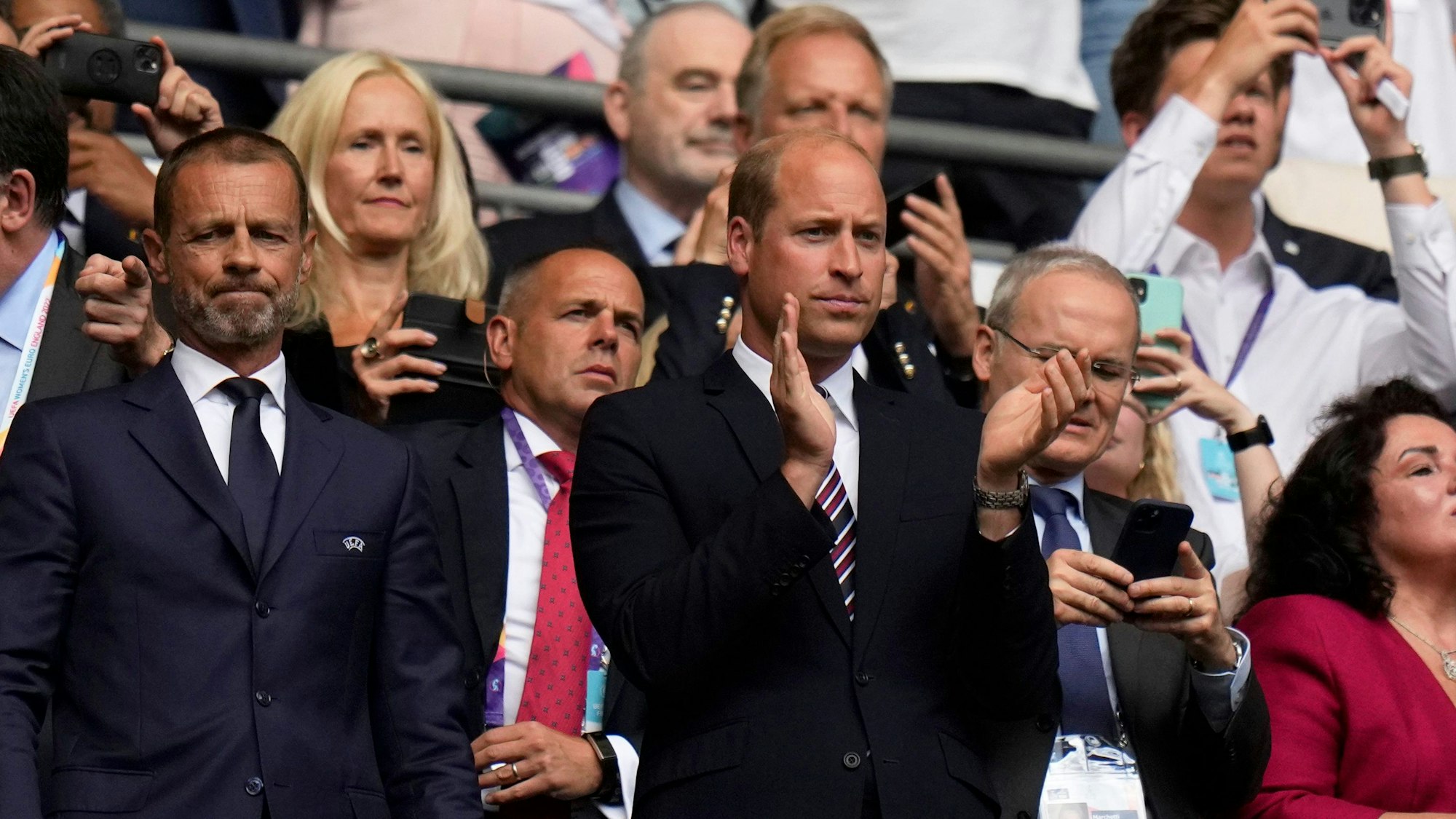 Prinz William applaudiert bei einem Fußballspiel.