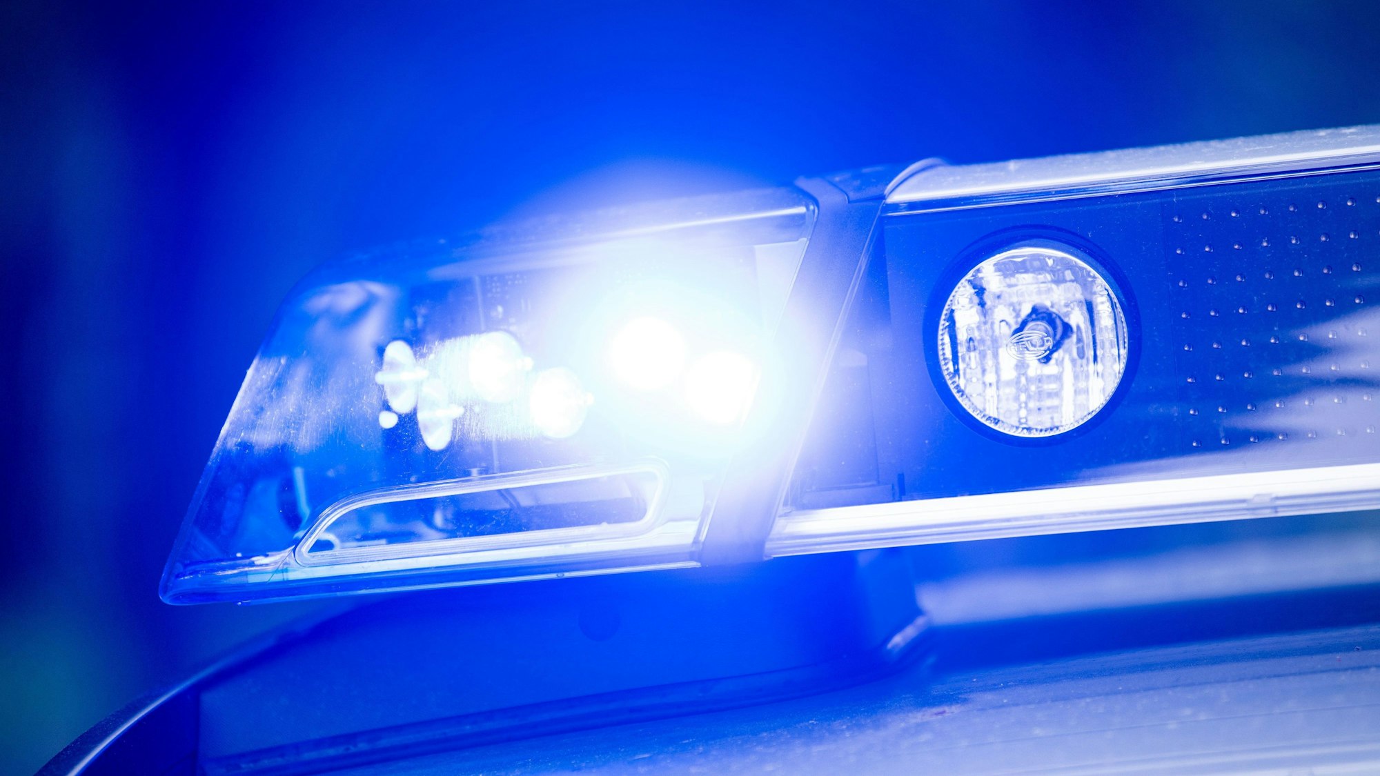Die Polizei fahndet jetzt mit Bildern nach dem mutmaßlichen Einbrecher (Symbolbild).