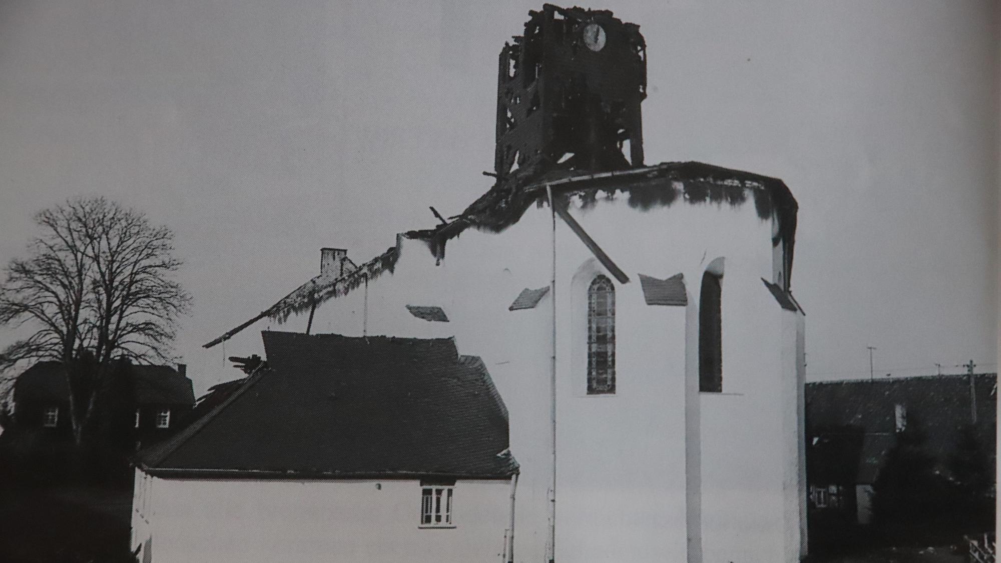 Die ausgebrannte Kirche im Jahr 1983, Dach und Turm sind eingestürzt.
