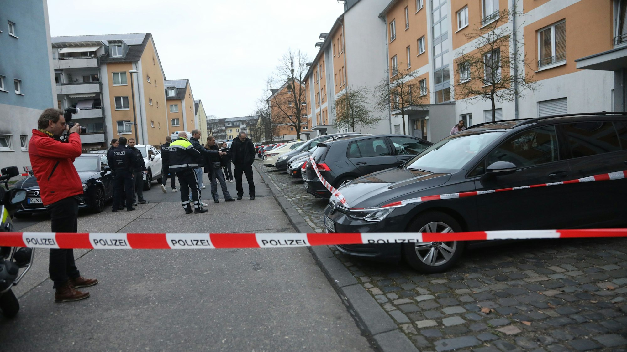 Am späten Nachmittag musste die Polizei zu einem Großaufgebot nach Vingst. Ein Mann wurde bei einer Schußabgabe an der Nobelstraße Höhe Hausnummer 43 schwer Verletzt. Der Täter ist Flüchtig und wurde mit einem Hubschrauber gesucht. Eine Spurensicherung der Polizei wurde eingesetzt.