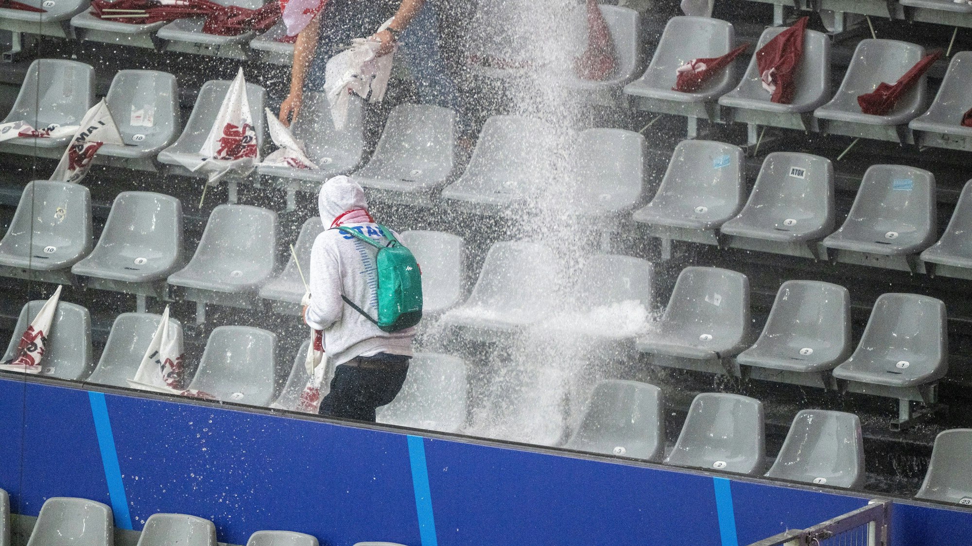 Beim Spiel zwischen der Türkei und Georgien in Dortmund regnete es in Strömen. Die Partie konnte trotzdem stattfinden.