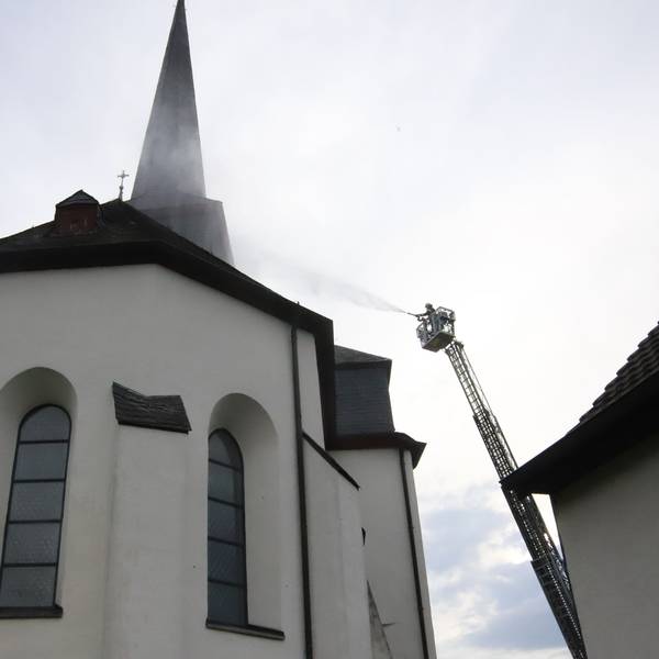 Die Feuerwehr Hennef übte mt drei Einheiten und 76 Einsatzkräften die Brandbekämpfung und Wasserversorgung bei einem Brand der Katharinenkirche in Stadt Blankenberg.