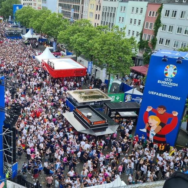 Menschenmassen am Heumarkt von oben fotografiert